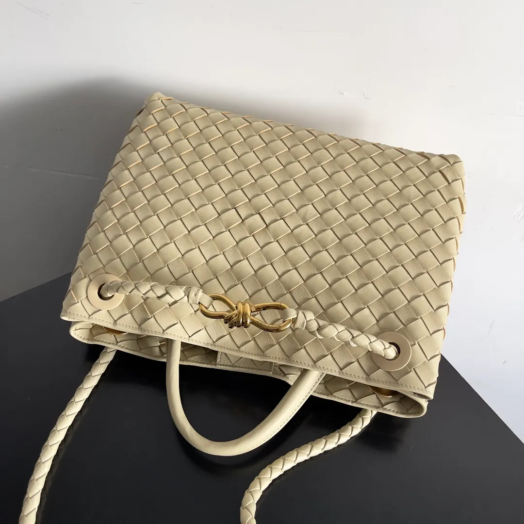The 2023 new Andiamo batch of 2260 BV has been shipped‼ ️Really popular🔥The new Andiamo woven handbag launched by Bottega Veneta this season is really popular all over the world! ! Celebrities at home and abroad have worn it, and Oscar-winning actress Michelle Yeoh has taken it out on the street. Song Jia, Trai Yara, Yu Feihong, Sanji Ayaka, Rosie Hunting-Whiteley, Yoshioka Riho, etc. have all picked up this bag. It is classic and versatile, showing off its temperament, and the bag capacity is also large, which is very convenient for daily commuting! ! A variety of carrying methods, the shoulder straps can be adjusted by yourself, the original lambskin feels soft and delicate, and the unisex style breaks the gender boundaries and brings a more practical and long-lasting use experience. Andiamo, which has both elegant and casual styles, perfectly interprets the true appearance of "fashionable old money style". Style number: 743572 Size: 32*24*12